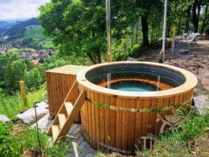 Outdoor wooden hot tub (1)