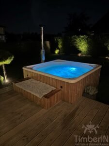 Jacuzzi exterior cuadrada en fibra de vidrio de 2.2 x 2.2 m (1)